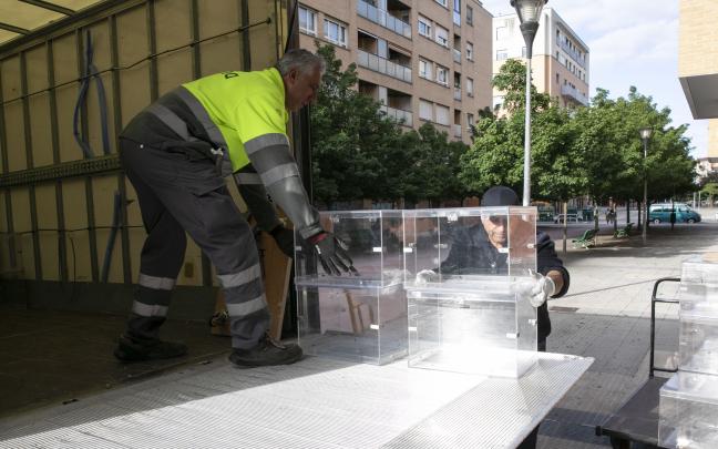Empleados de Mudanzas Iruña trasladan el material electoral a los centros de votación. Fotos: Ayuntamiento de Pamplona