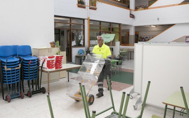 Empleados de Mudanzas Iruña trasladan el material electoral a los centros de votación. Fotos: Ayuntamiento de Pamplona