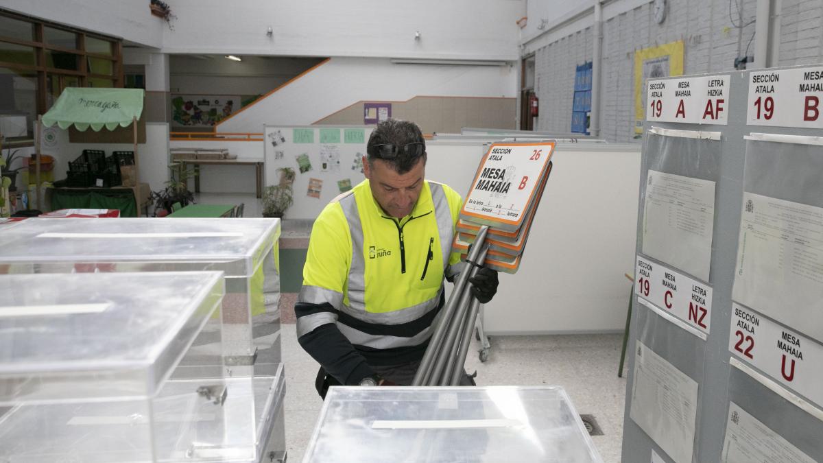 Empleados de Mudanzas Iruña trasladan el material electoral a los centros de votación el pasado mayo. Foto: Ayuntamiento de Pamplona