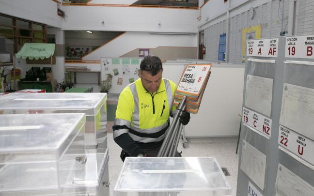 Empleados de Mudanzas Iruña trasladan el material electoral a los centros de votación. Fotos: Ayuntamiento de Pamplona