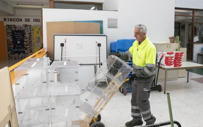 Empleados de Mudanzas Iruña trasladan el material electoral a los centros de votación. Fotos: Ayuntamiento de Pamplona