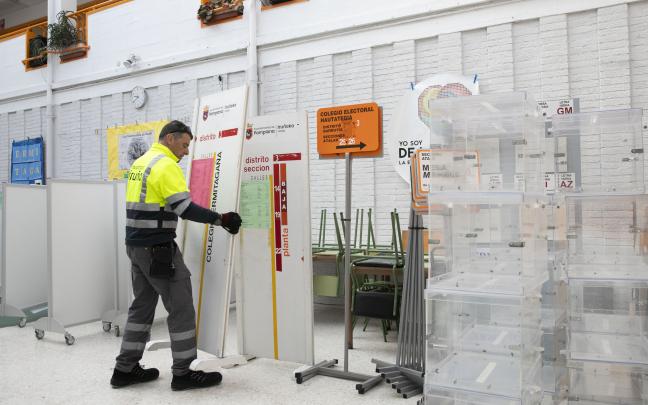 Empleados de Mudanzas Iruña trasladan el material electoral a los centros de votación. Fotos: Ayuntamiento de Pamplona