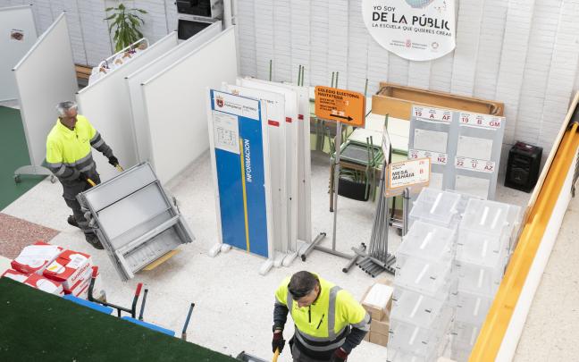Empleados de Mudanzas Iruña trasladan el material electoral a los centros de votación. Fotos: Ayuntamiento de Pamplona