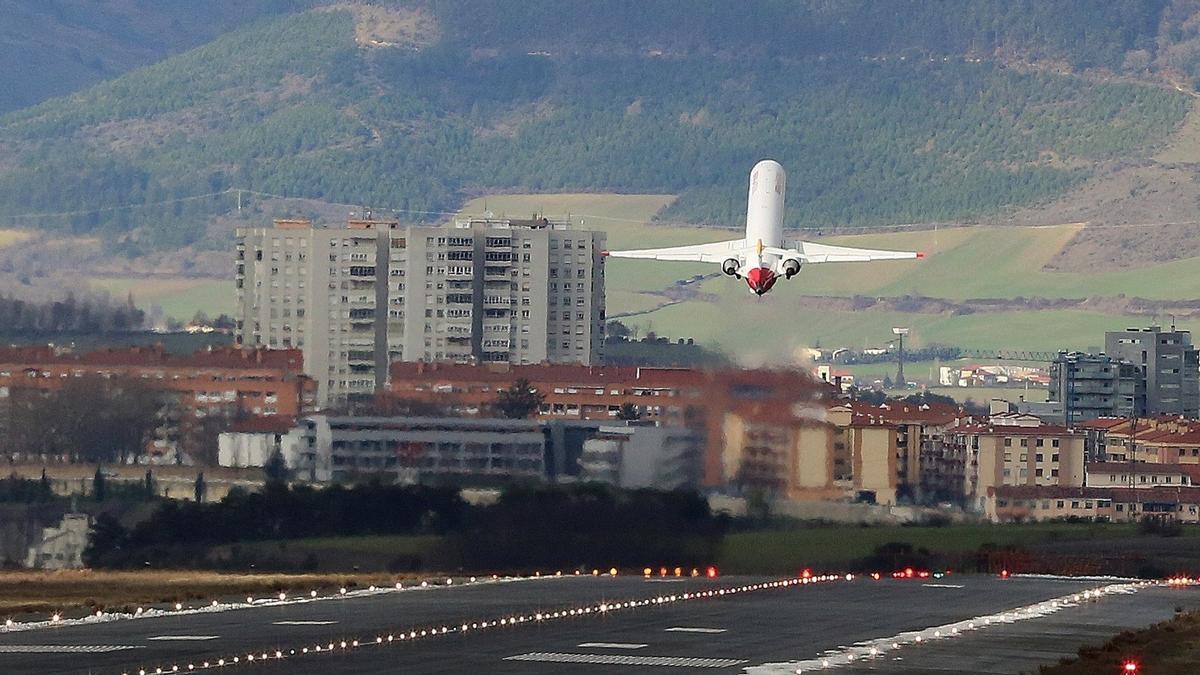 Un avión de Air Nostrum despega del Aeropuerto de Pamplona-Noáin. Javier Bergasa