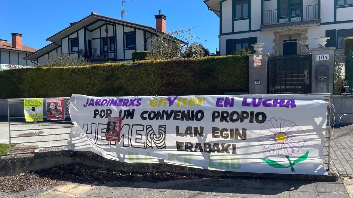 Pancarta en el domicilio de la concejala de Espacio Público, Beatriz Artolazabal. Cedida