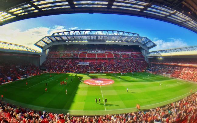 Interior del estadio del Liverpool FC, Anfield. WIKIPEDIA