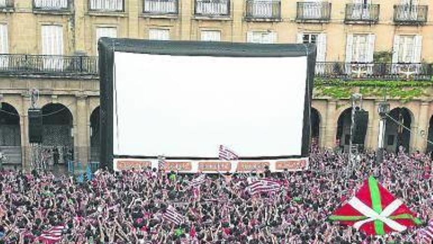 Imagen de archivo de una pantalla gigante instalada en la Plaza Nueva de Bilbao | Juan Lazkano, Deia