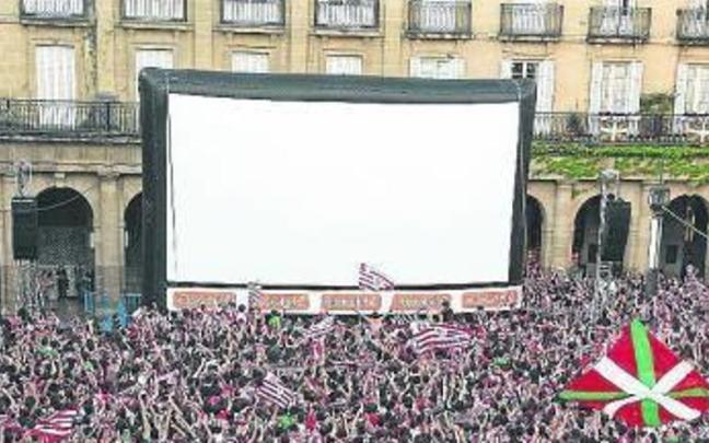 Imagen de archivo de una pantalla gigante instalada en la Plaza Nueva de Bilbao | Juan Lazkano, Deia