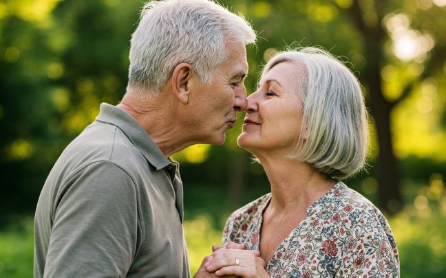 Pareja adulta dandose un beso