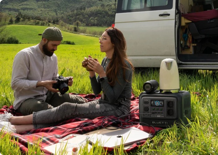 Pareja disfrutando del campo junto a su camper