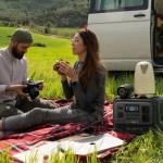 Pareja disfrutando del campo junto a su camper
