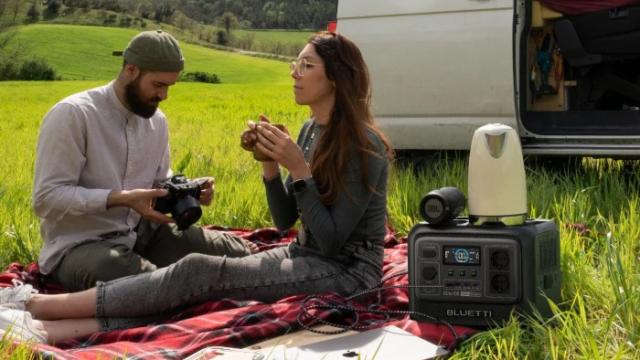 Pareja disfrutando del campo junto a su camper