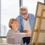Pareja mayor pintando