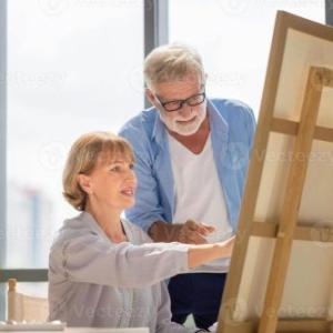 Pareja mayor pintando