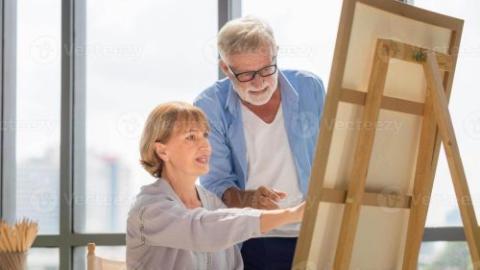 Pareja mayor pintando