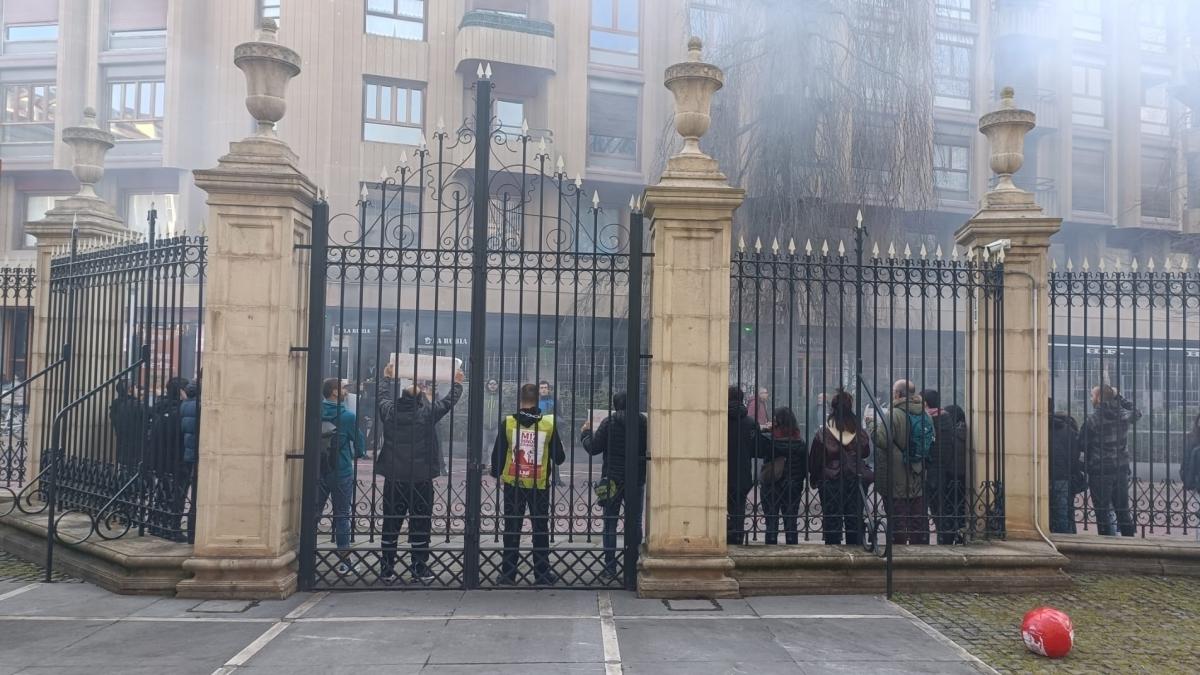 Protesta ante el Parlamento Vasco de uno de los sindicatos convocantes de la huelga general del 17 de marzo EUROPA PRESS