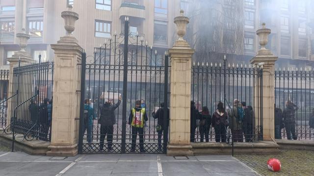 Protesta ante el Parlamento Vasco de uno de los sindicatos convocantes de la huelga general del 17 de marzo EUROPA PRESS