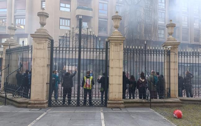 Protesta ante el Parlamento Vasco de uno de los sindicatos convocantes de la huelga general del 17 de marzo EUROPA PRESS