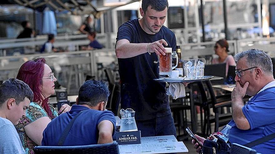Por sectores, el paro descendió en todos los sectores, con los recortes más grandes en Servicios. Oskar Montero. 