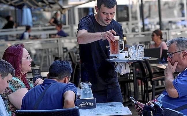 Por sectores, el paro descendió en todos los sectores, con los recortes más grandes en Servicios. Oskar Montero. 