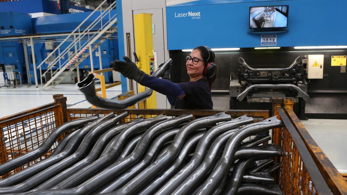 La Comunidad Foral reduce en 3.300 el número de personas desempleadas entre abril y junio gracias al impulso del sector privado y la industria. DNN