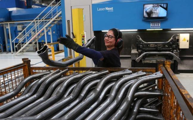 La Comunidad Foral reduce en 3.300 el número de personas desempleadas entre abril y junio gracias al impulso del sector privado y la industria. DNN