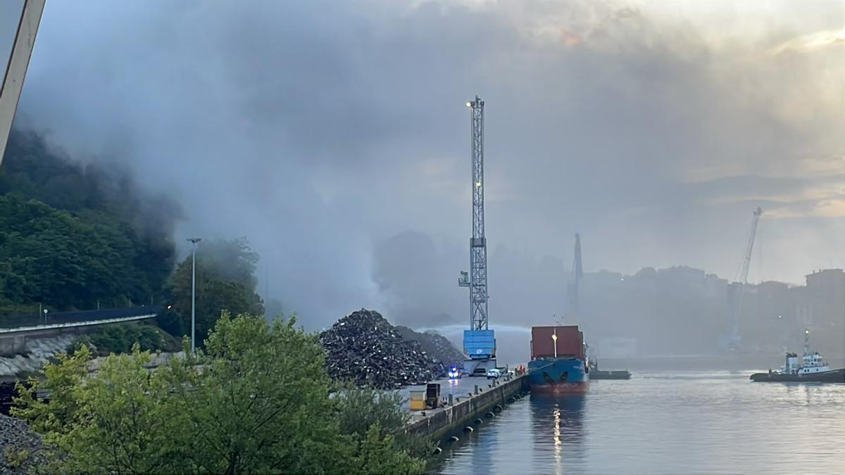 Un incendio en el puerto de Pasaia aisla a Donibane y obliga a recomendar el cierre de ventanas en Lezo | NG