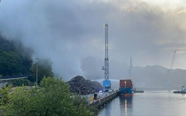 Un incendio en el puerto de Pasaia aisla a Donibane y obliga a recomendar el cierre de ventanas en Lezo | NG