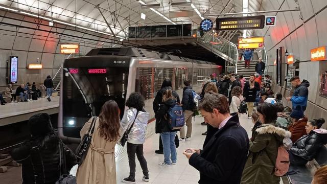 Pasajeros en Metro Bilbao / OSKAR GONZÁLEZ