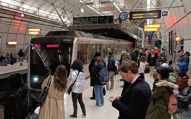 Pasajeros en Metro Bilbao / OSKAR GONZÁLEZ