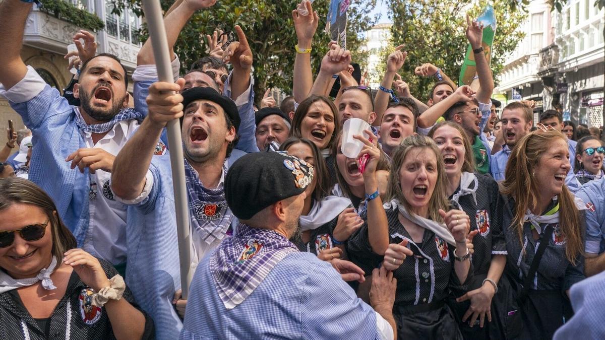 Paseillo de blusas y neskas en las fiestas de La Blanca. Alex Larretxi