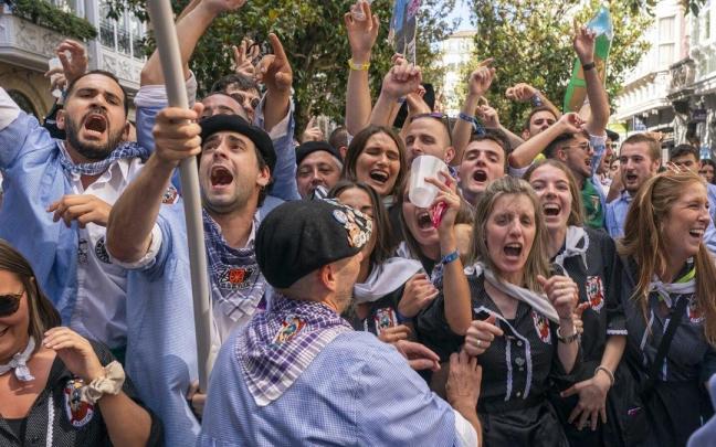 Paseillo de blusas y neskas en las fiestas de La Blanca. Alex Larretxi