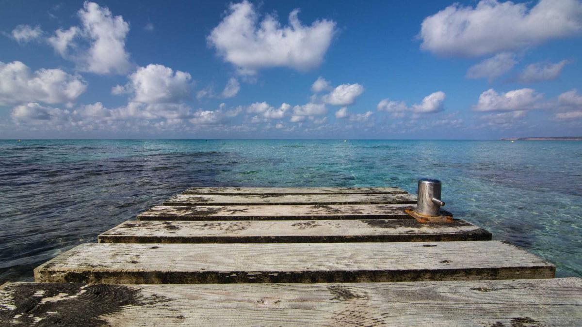 Pasarela de madera en Migjorn, Formentera. FORMENTERA .ES
