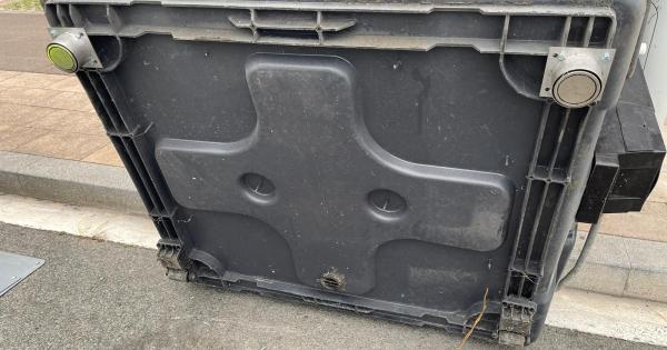 Contenedores de Gasteiz en los que se ha instalado el nuevo sistema contra vuelcos. Fotos: Ayuntamiento de Gasteiz