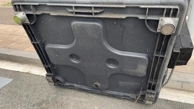 Contenedores de Gasteiz en los que se ha instalado el nuevo sistema contra vuelcos. Fotos: Ayuntamiento de Gasteiz