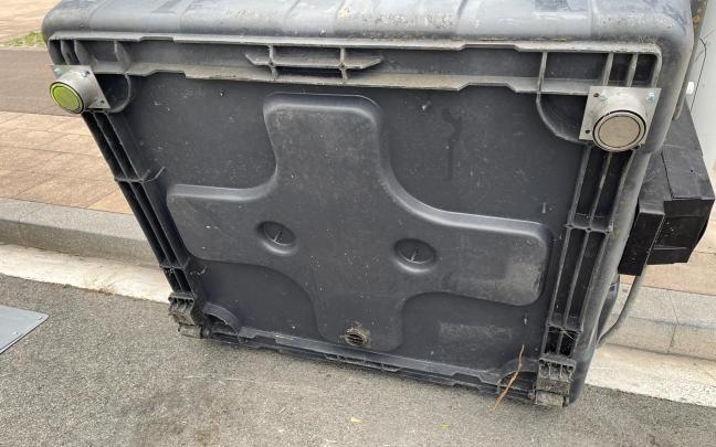 Contenedores de Gasteiz en los que se ha instalado el nuevo sistema contra vuelcos. Fotos: Ayuntamiento de Gasteiz