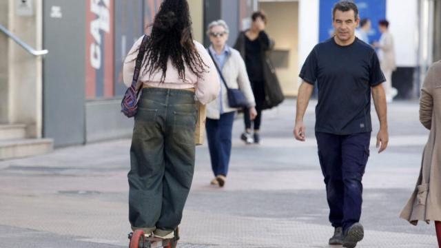 Una mujer ajena a la información circulando en patinete eléctrico / Noticias de Álava. Pilar Barco