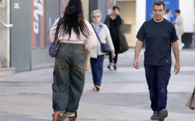 Una mujer ajena a la información circulando en patinete eléctrico / Noticias de Álava. Pilar Barco