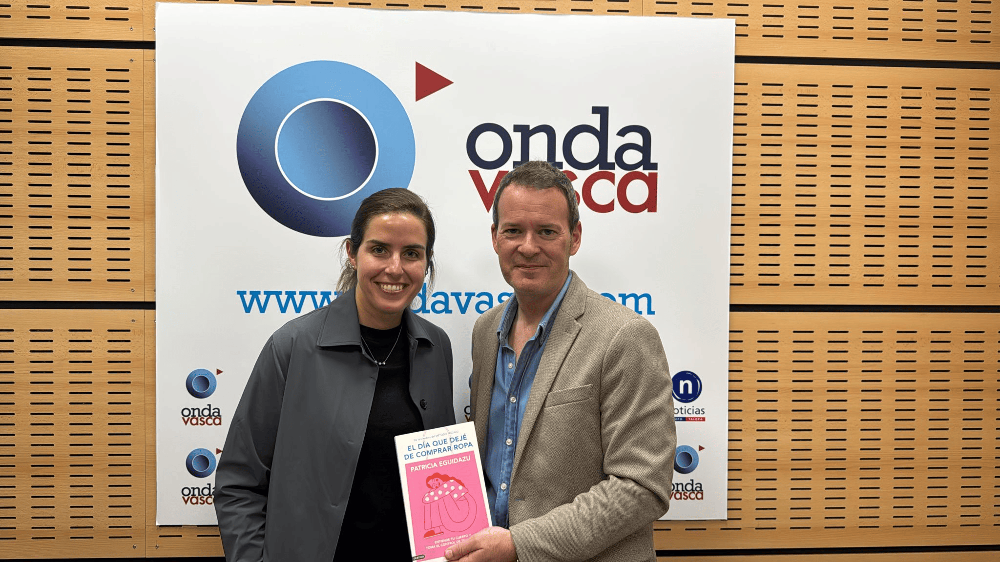 Patricia Eguidazu con Txema Gutiérrez en los estudios de ONDA VASCA