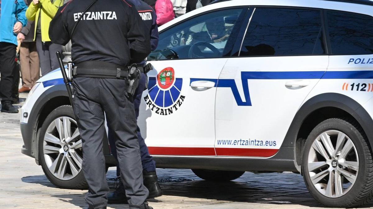 Imagen de archivo de una patrulla de la Ertzaintza