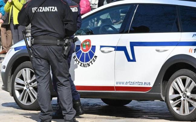 Imagen de archivo de una patrulla de la Ertzaintza
