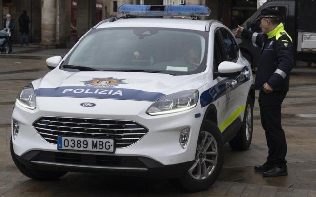 Un agente conversa con una patrulla. Alex Larretxi