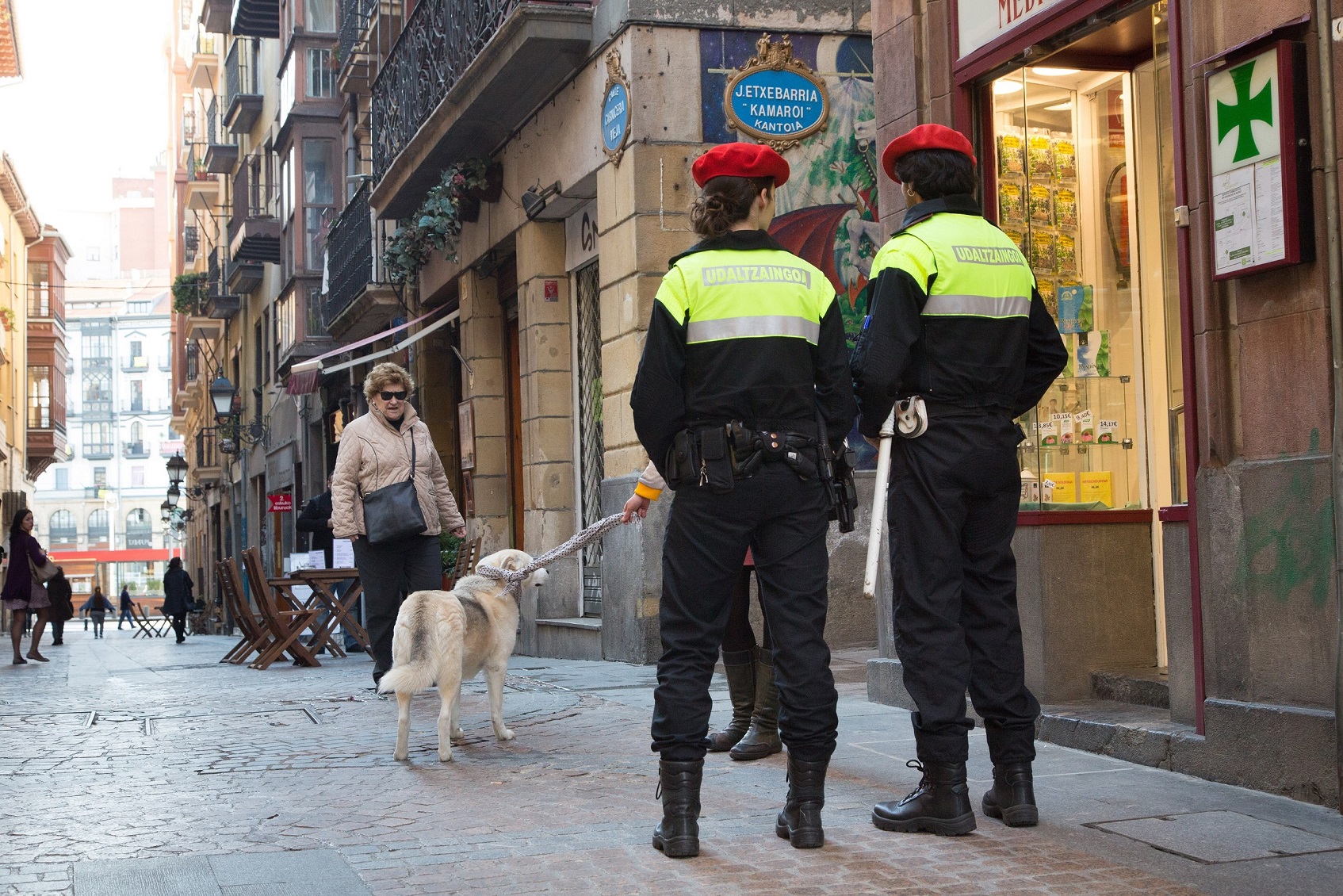 Una patrulla de la policía Municipal en el Casco Viejo de Bilbao | Bilboko Udala