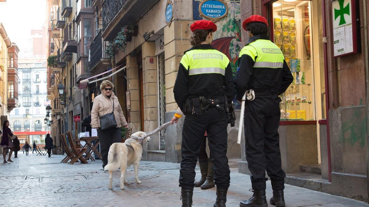 Una patrulla de la policía Municipal en el Casco Viejo de Bilbao | Bilboko Udala