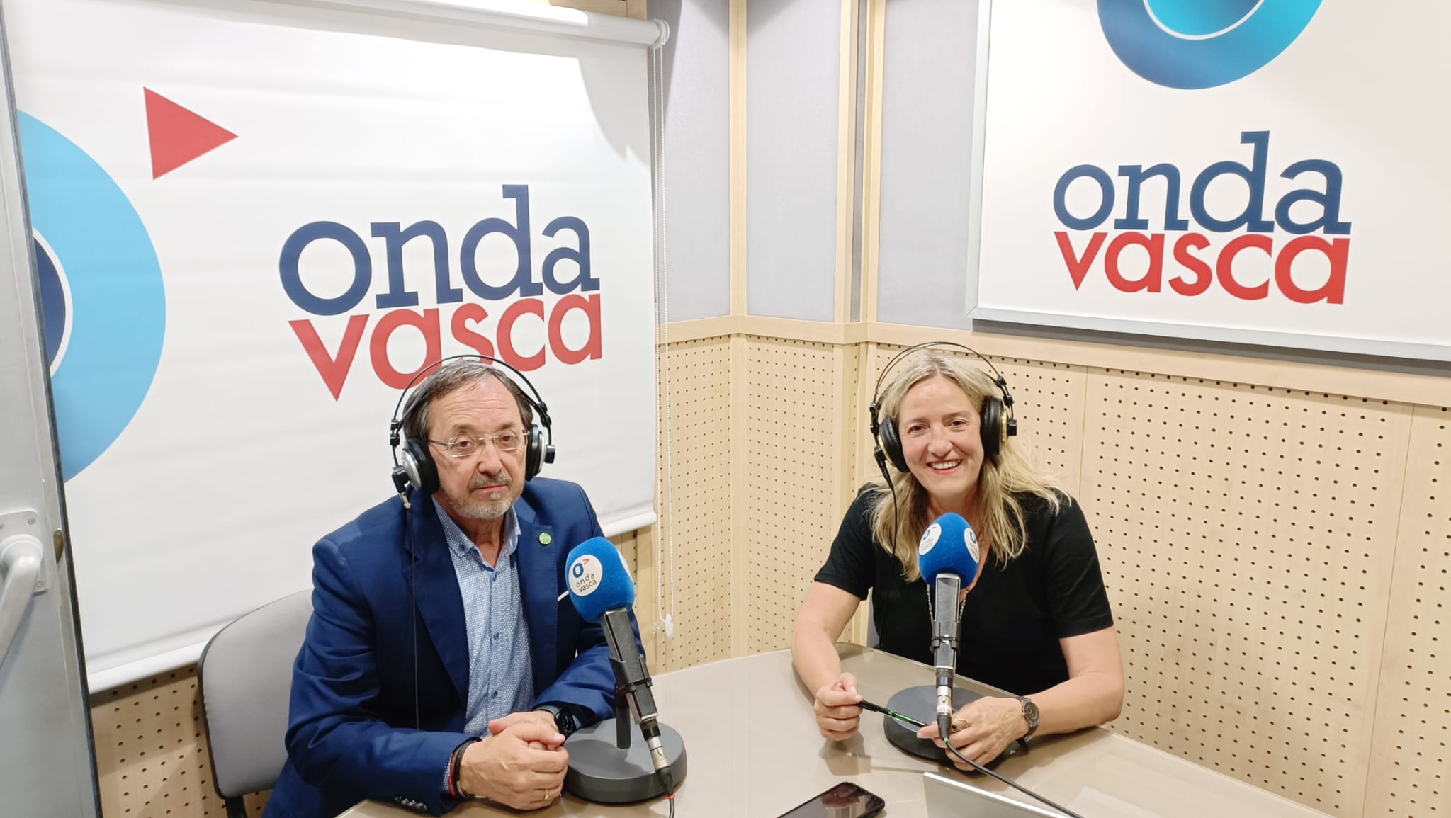 Patxi Olabarria, presidente de Kooperatiben Kontseilua, y a Belén Balerdi, secretaria general técnica de Kooperatiben Kontseilua