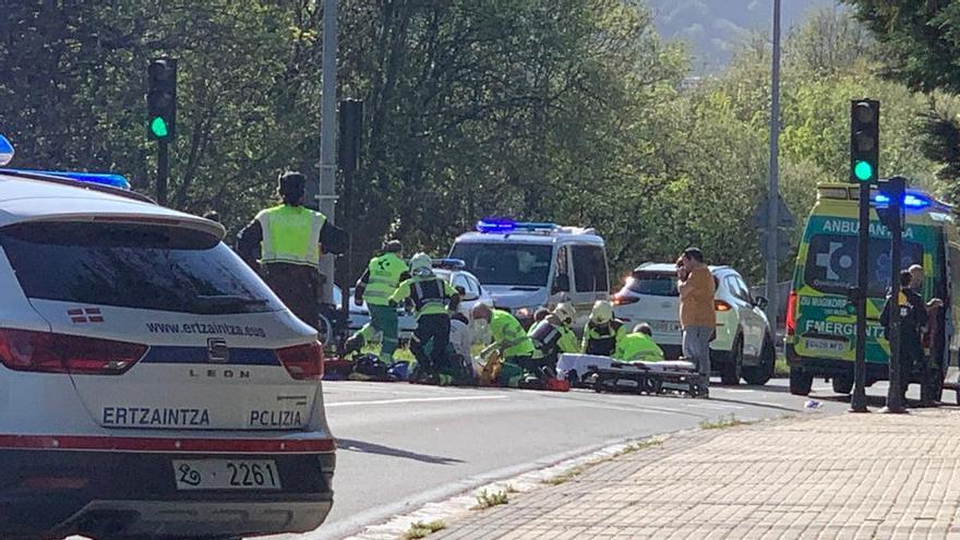 Los peatones atropellados siendo atendidos en el lugar del accidente N.G.