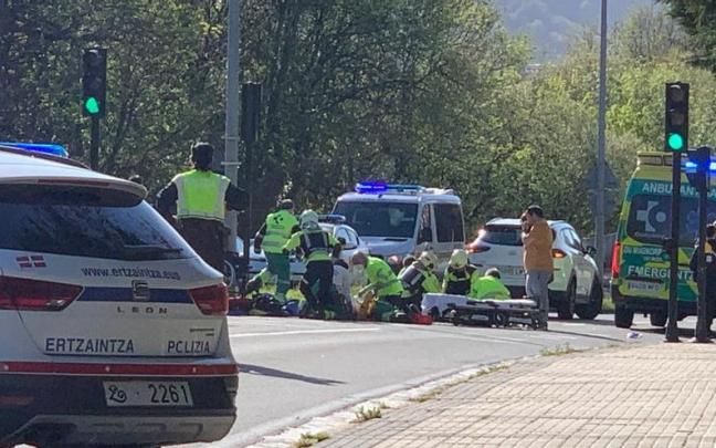 Los peatones atropellados siendo atendidos en el lugar del accidente N.G.
