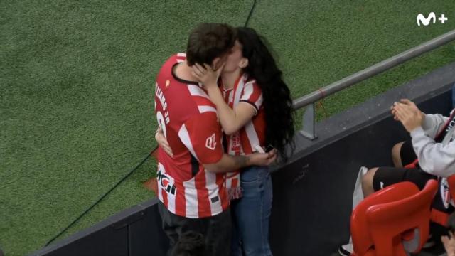 Una romántica propuesta de matrimonio marca el descanso del definitivo Athletic-Celta