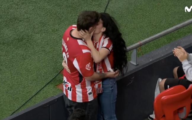 Una romántica propuesta de matrimonio marca el descanso del definitivo Athletic-Celta