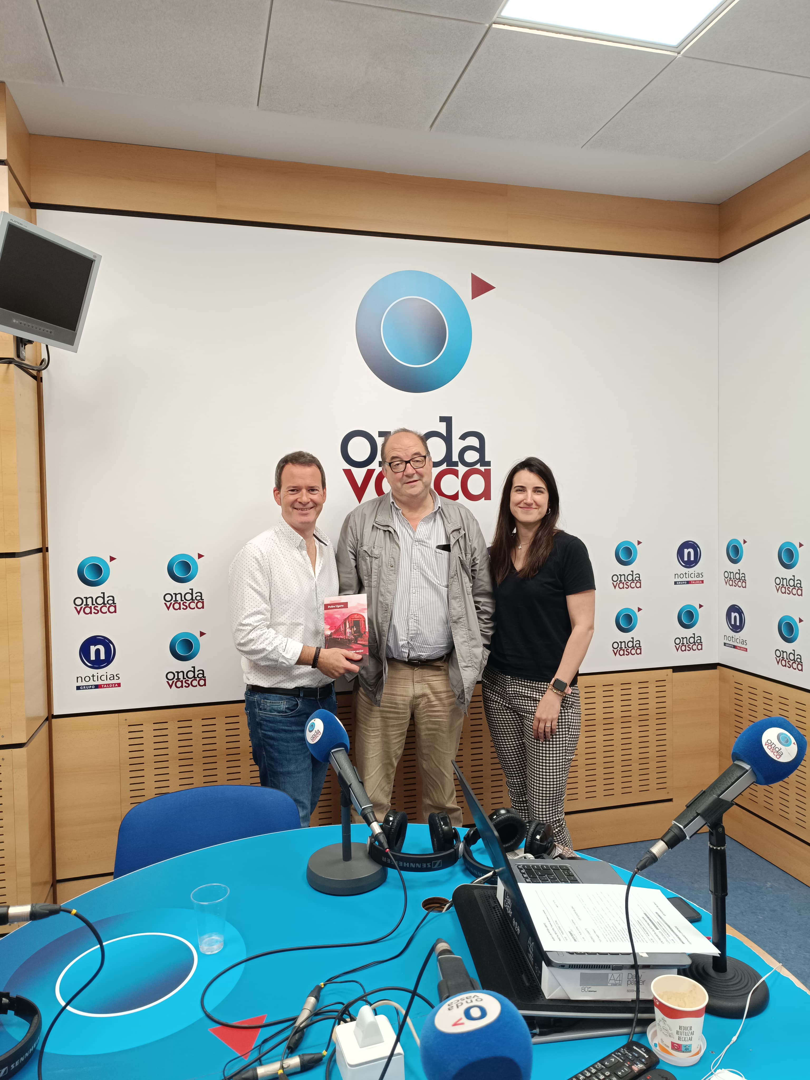 El escritor Pedro Ugarte en los estudios de Onda Vasca